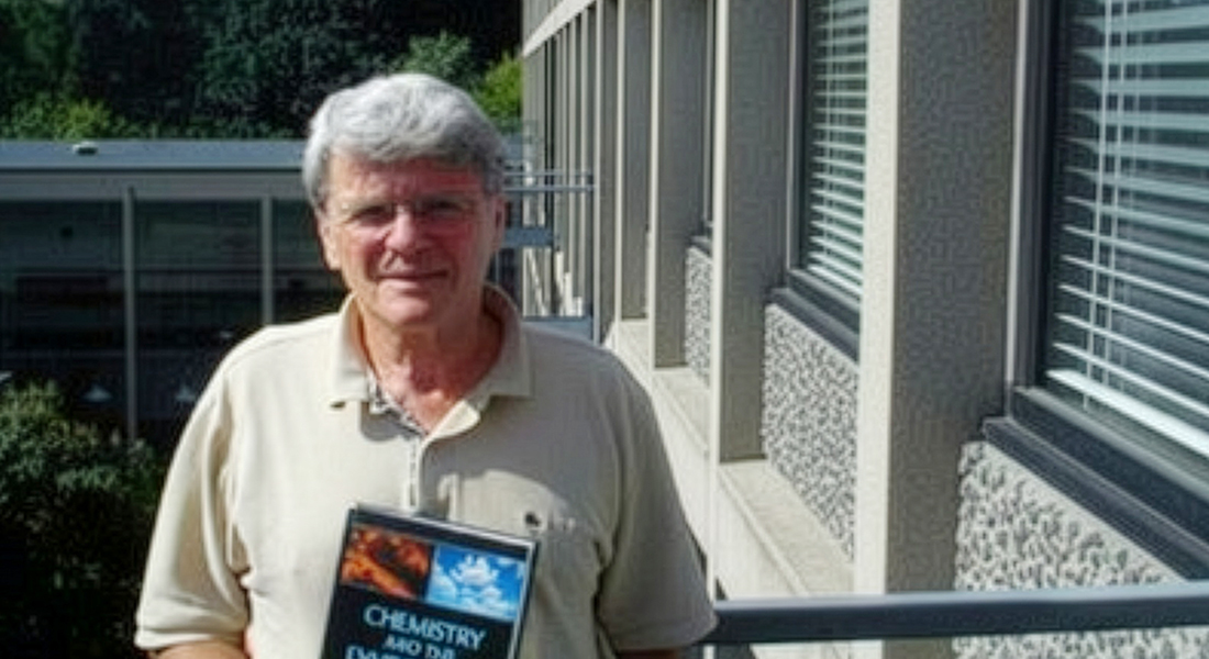 Sven Egil Giersing Harnung var lektor emeritus ved Kemisk Institut, Københavns Universitet.